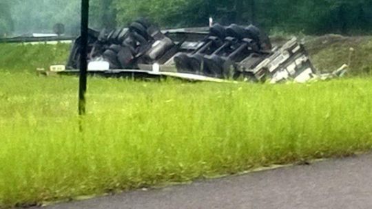 Tir wpadł do rowu, utrudnienia na obwodnicy Puław