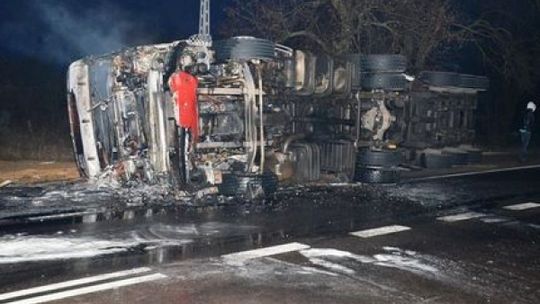 Tir wypadł z drogi na zakręcie i stanął w ogniu