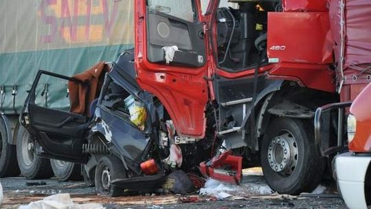 Tir zmiażdżył osobówkę. Makabryczny wypadek pod Olesnem