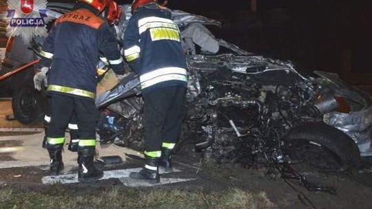 Tir zmiażdżył volkswagena, kierowca nie miał szans