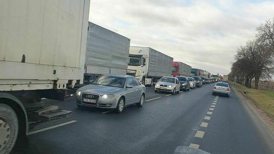 Tiry szukały skrótów po gminach. „Wstrząsy, hałas i zapylenie”