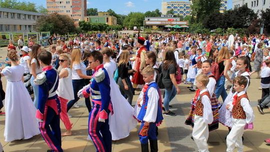 Tłoczno na głównym placu w mieście. 365 par zatańczyło poloneza