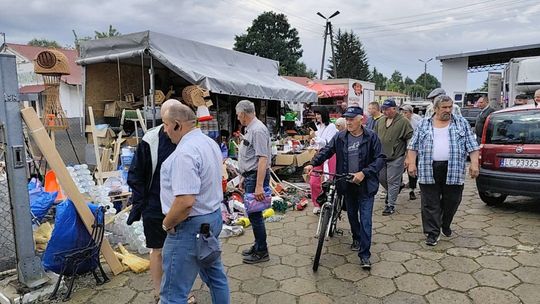 Tłok na targowisku. Pokrówka nie wytrzymała – handel przenosi się nad zalew