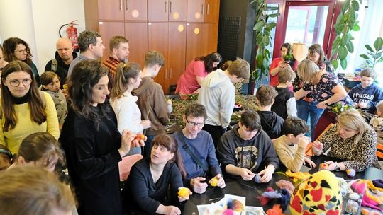 Tłum chętnych na własne palmy i pisanki