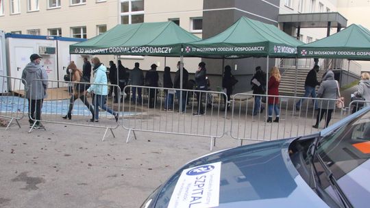 Tłum pacjentów przed szpitalem w kolejce do lekarzy. "Trzeba stać tak długo, że niektórym przepadają terminy"