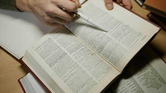 Tłumaczenia uwierzytelnione, symultaniczne, konsekutywne i specjalistyczne – charakterystyka