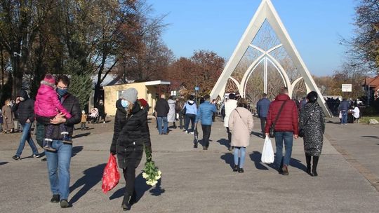 Tłumy lublinian na Majdanku. "Bardzo dużo osób chciało się dostać na cmentarz" [zdjęcia]
