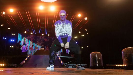 Tłumy ludzi pod sceną na koncercie Maty na błoniach Areny Lublin [zdjęcia]