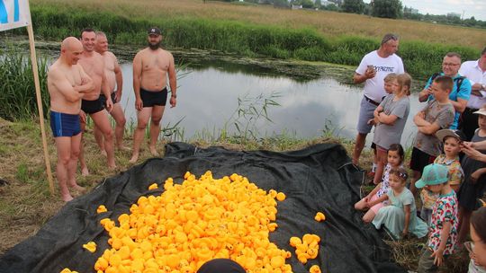 Tłumy mieszkańców nad Krzną. Puścili kaczki dla chorego Stasia 