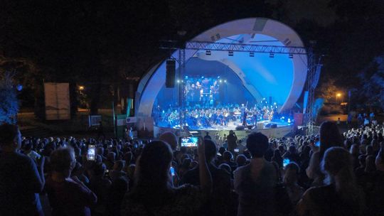 Tłumy na koncercie plenerowym z okazji obchodów Święta Wojska Polskiego