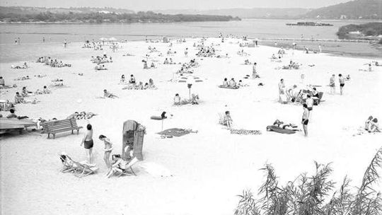 Tłumy na plaży, tłumy na rynku: Kazimierz Dolny w czasach PRL