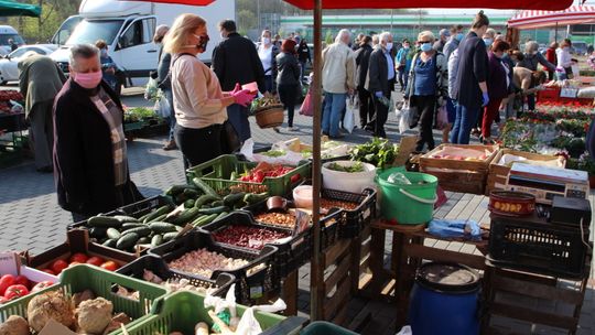 Tłumy na puławskim targowisku. Kolejki po świeże warzywa [zdjęcia]