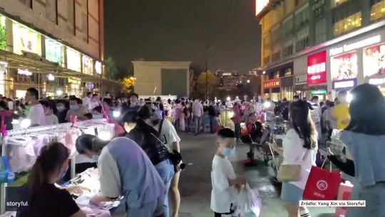Tłumy na ulicach Wuhanu. Mnóstwo nowych targowisk, które mają pomóc utrzymać się mieszkańcom Chin