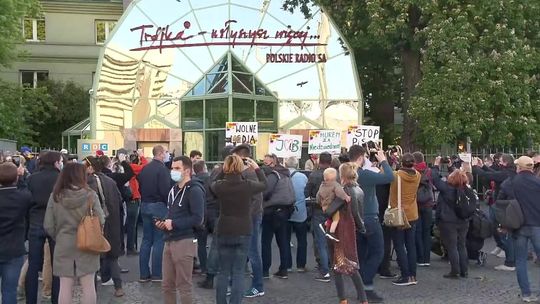 Tłumy przy siedzibie Trójki. Nie było emisji nowego notowania listy przebojów, które wygrał Kazik