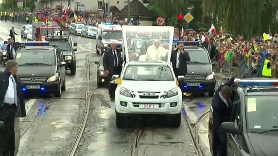Tłumy przywitały papieża jadącego na Wawel. Franciszek przesiadł się z golfa do papamobile