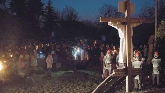 Tłumy wiernych na drodze krzyżowej w Sernikach