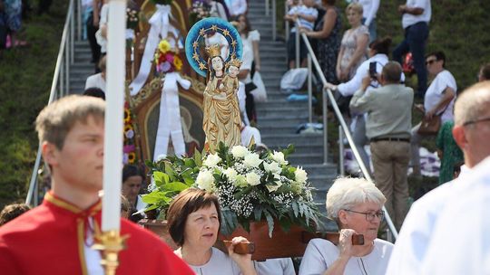 Tłumy wiernych w Wąwolnicy Tłumy wiernych w Wąwolnicy