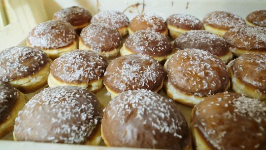 Tłusty czwartek. Jak powstają nasze ulubione pączki? [zdjęcia]