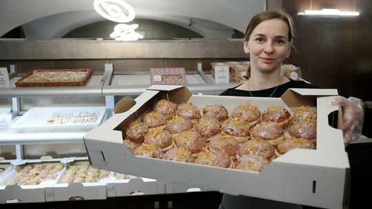 Tłusty czwartek. Tłumy w cukierniach w Lublinie, długie kolejki do pączków. Zdjęcia