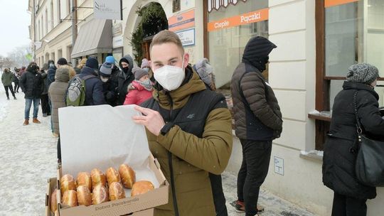Tłusty czwartek w Lublinie. W kolejce po pączki czeka się nawet ponad półtorej godziny