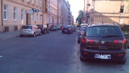 To 17-latek uszkodził siedem samochodów na ul. Niecałej