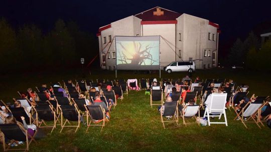 To był pierwszy seans plenerowy w historii gminy. Ekran stanął za kościołem