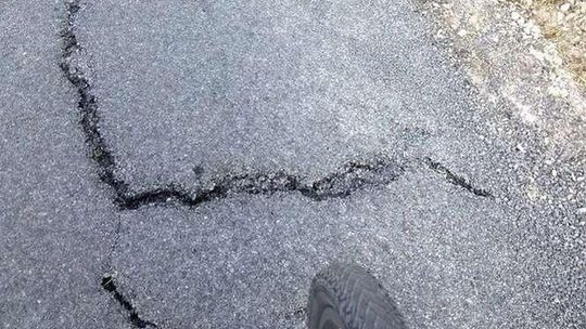 To była jedna z najgorszych dróg w regionie. Teraz jest nowa, ale już pęka