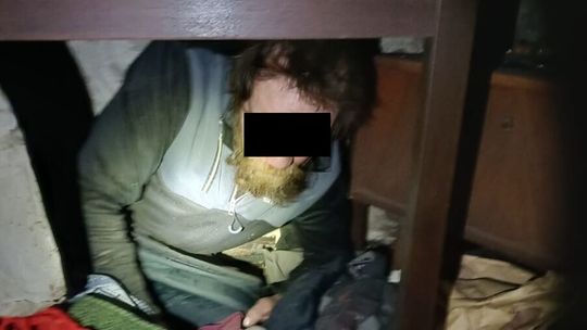 To była kiepska kryjówka. 60-latek trafił do zakładu karnego