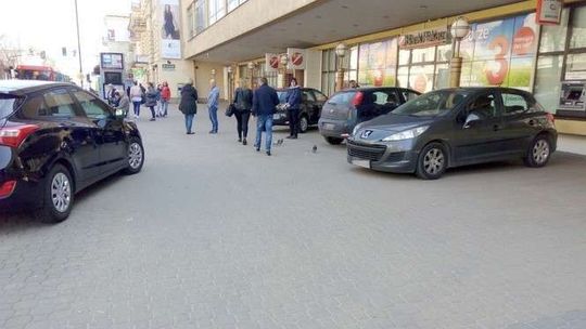 To chodnik czy parking? Zakaz jest, ale kierowcy się nim nie przejmują