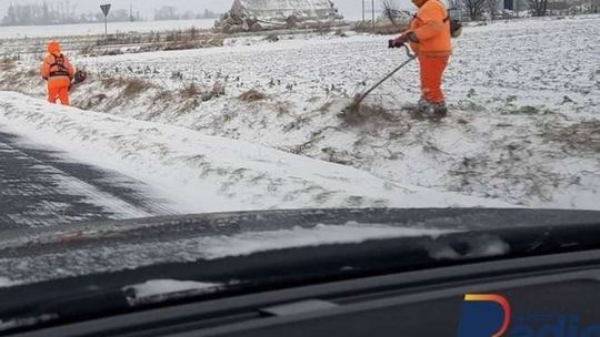 To dzisiejszy hit internetu. Drogowcy zaskoczyli zimę i... koszą trawę