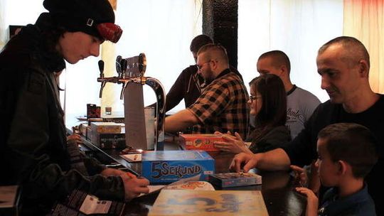 "To jest dla nas ważne, spotkanie z ludźmi, zabawa". Dlaczego gry planszowe są lepsze od innych?