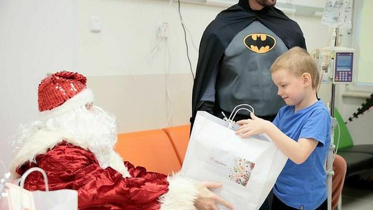 To jest magia świąt. Mikołaj i superbohaterowie u chorych dzieci
