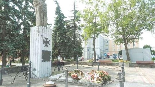 "To jest wstyd, że ten pomnik wygląda". Radni dopytują o czyszczenie. Także "Bolka i Lolka"