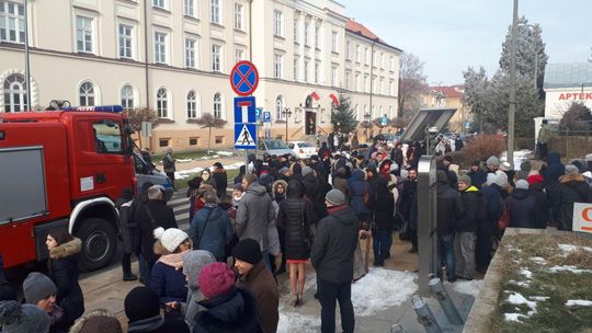 "To kara za zdradę braci z Islamskiej Republiki Iranu". Alarm bombowy w urzędzie wojewódzkim [zdjęcia, wideo]