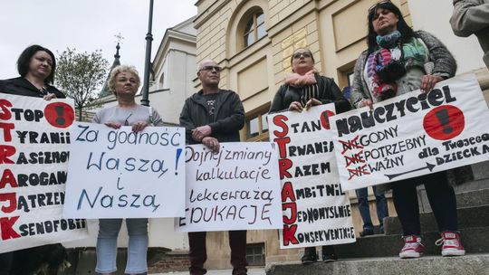 To mogą być dłuższe wakacje. Nauczyciele zawiedzeni decyzją ZNP, chcą wznowić strajk