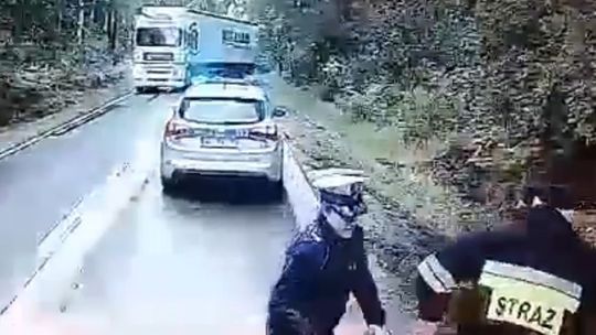 To mogło się skończyć tragicznie. Policjanci i strażacy ratowali się ucieczką [wideo]