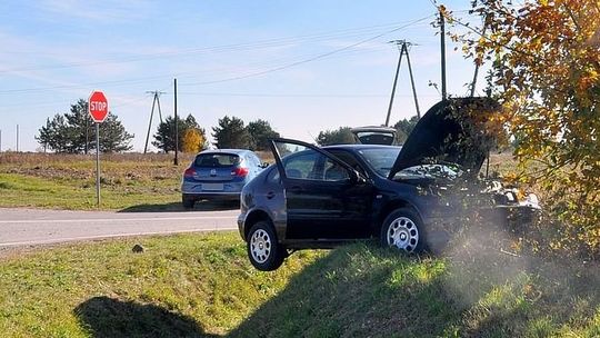 To musiało być mocne uderzenie. Samochód przeleciał przez rów i zatrzymał się na skarpie