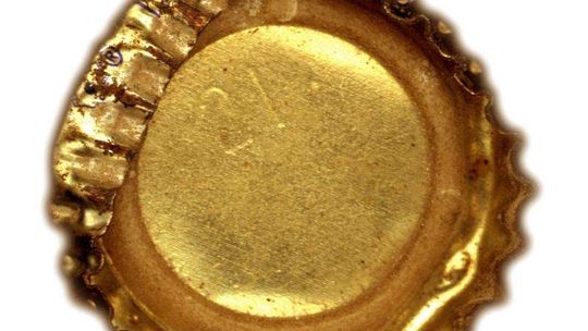 To nastolatek porysował kapslem osiem samochodów