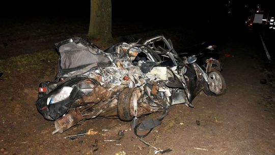 To nie było zwykłe dachowanie. Koło Kraśnika zmiażdżone alfa romeo