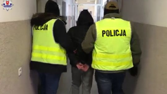 To on umieścił atrapy bomb przy S17. 47-latek doprowadzony do prokuratury [wideo]