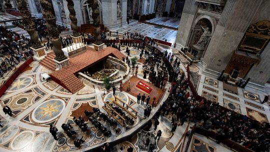 To oni poprowadzą ceremonię pogrzebową Franciszka. Ostatnia wola papieża