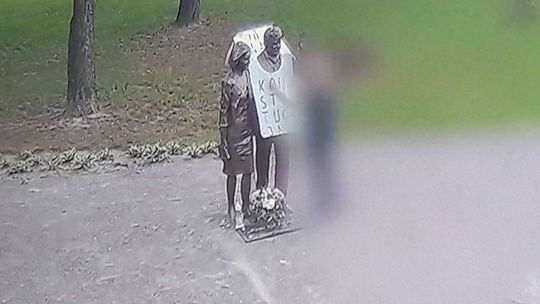 To oni zawiesili baner na pomniku Kaczyńskich. Opublikowano zdjęcia z monitoringu