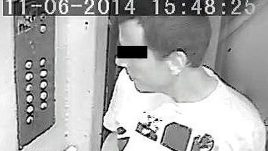 To Rafał P. obejmował dziewczynkę w windzie. Przyszedł z adwokatem na policję