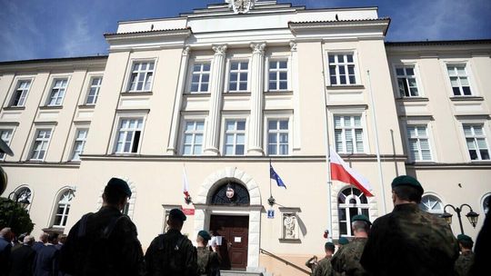 „To symbol naszej tożsamości narodowej”. Dzień flagi pod Urzędem Wojewódzkim