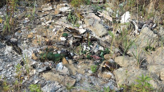 Toksyczne śmieci z budowy zakopywali w polu. Było ich tak dużo, że nie nadążali