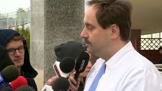 Tomasz Gollob odpowiada lekarzom skinieniem głowy (wideo)