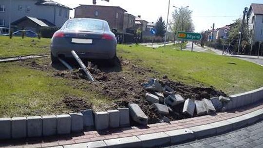 Tomaszów Lubelski: Kierowca audi TT "zaparkował" na środku ronda
