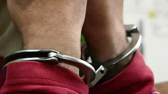 Tomaszów Lubelski: Policjanci zatrzymali wandala. Wybił szybę, może za to trafić za kratki