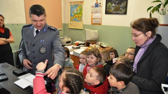 Tomaszów Lubelski: Przedszkolaki wizytowały komendę policji (zdjęcia)