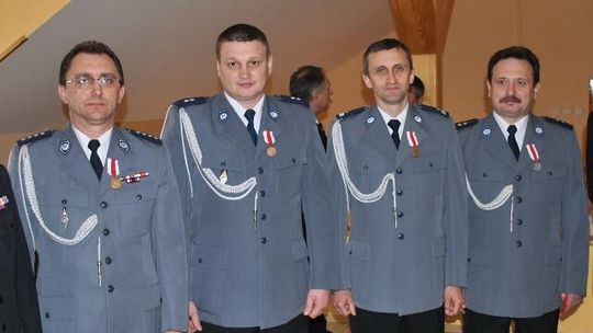 Tomaszów Lubelski: Strażacy odznaczyli policjantów medalami